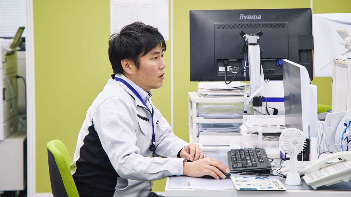 朝礼後、メールチェックや見積もり作成などの事務作業を行います。