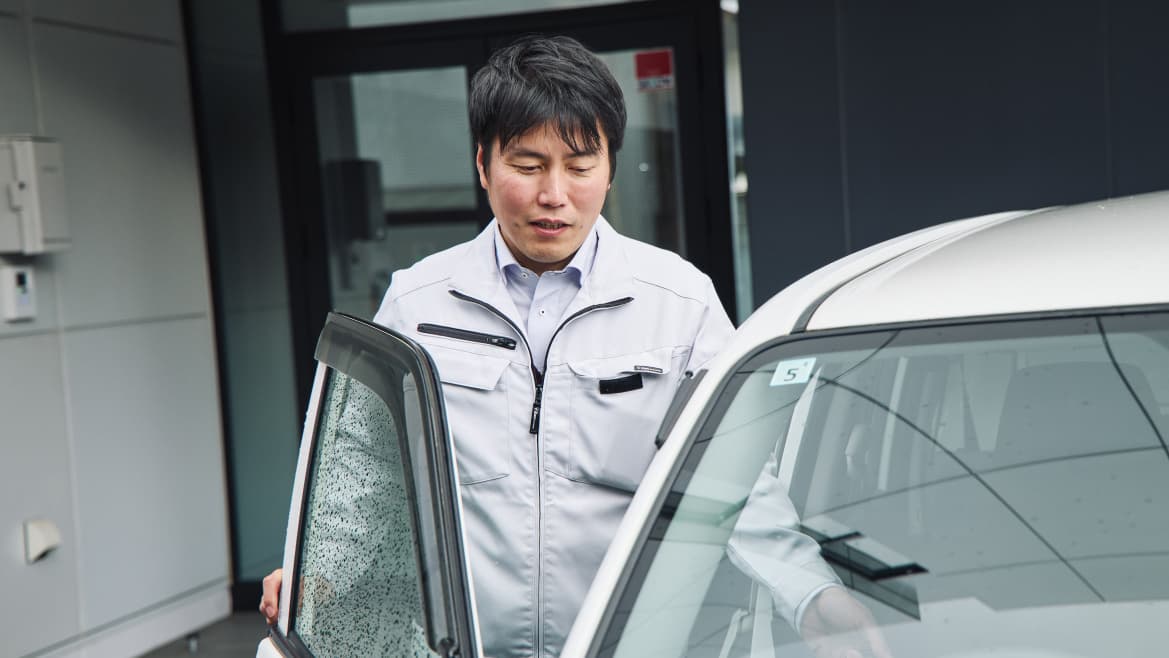 午前中に納品する機器を少し離れた倉庫に取りに向かいます。