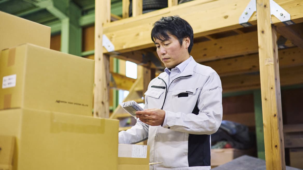 発注したものはすべて倉庫に届くので、一つずつ丁寧に確認します。