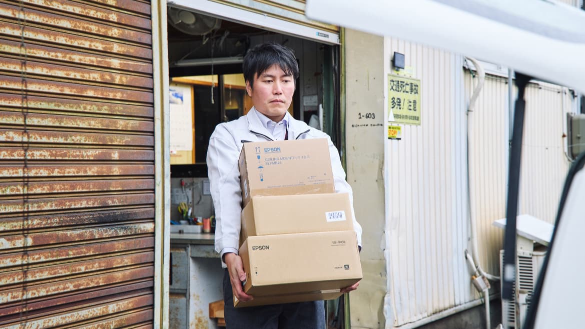 荷物をピックアップして地元のケーブルテレビ局へ。会社に戻らずに午後の営業に回る日が多いです。