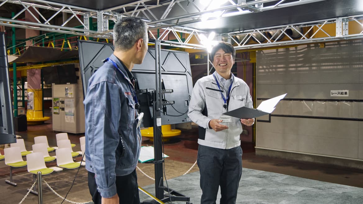 午後はイベントステージ改修の打ち合わせで現場へ。この現場のお客様とのお付き合いは長く、先日もデジタルサイネージを十数台納品させていただきました。